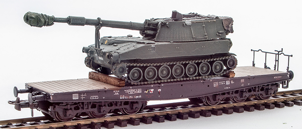 REI Models 6870101 - German Camoflaged M109 A2 howitzer loaded on a six axle DB flat car  